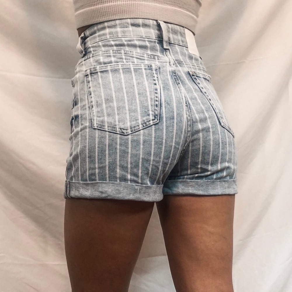High waisted pinstripe shorts! 💙🤍